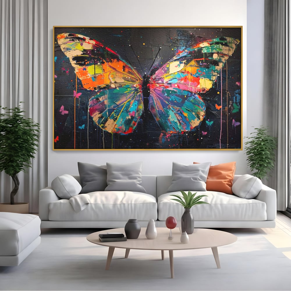 Tablou canvas cu tablou canvas cu fluture multicolor, in rama de aluminiu auriu, pe perete intr-un living
